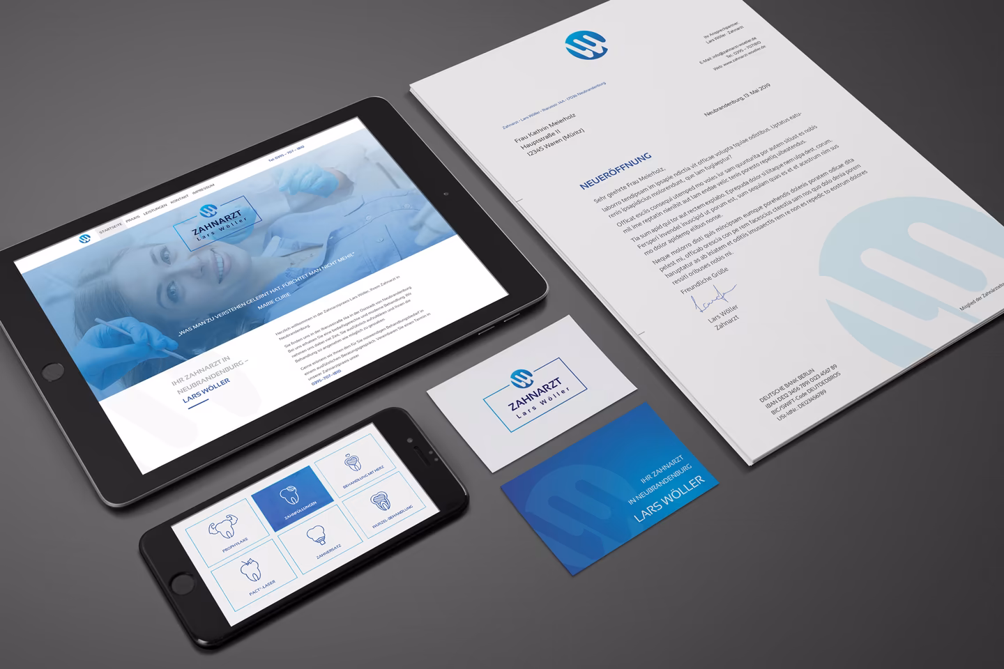 Corporate Design f&uuml;r Zahnarztpraxis Lars W&ouml;ller &ndash; Website auf Tablet und Smartphone, Briefbogen und Visitenkarten im einheitlichen blauen Layout