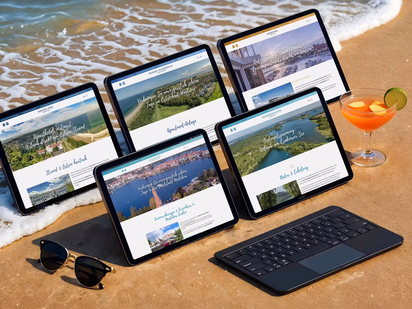 SEO Audit Agentur - Multisite-Projekt von 4eck Media zeigt verschiedene Websites auf Tablets am Strand