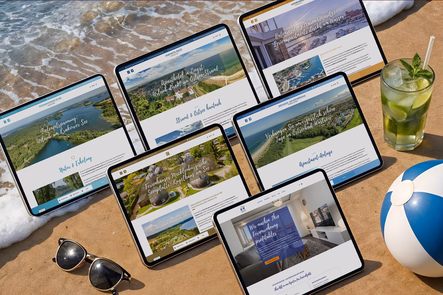 &Uuml;bersicht aller Webseiten der K&K Ferienimmobilien GmbH & Co. KG im MultiSite-System auf mehreren Tablets am Ostseestrand