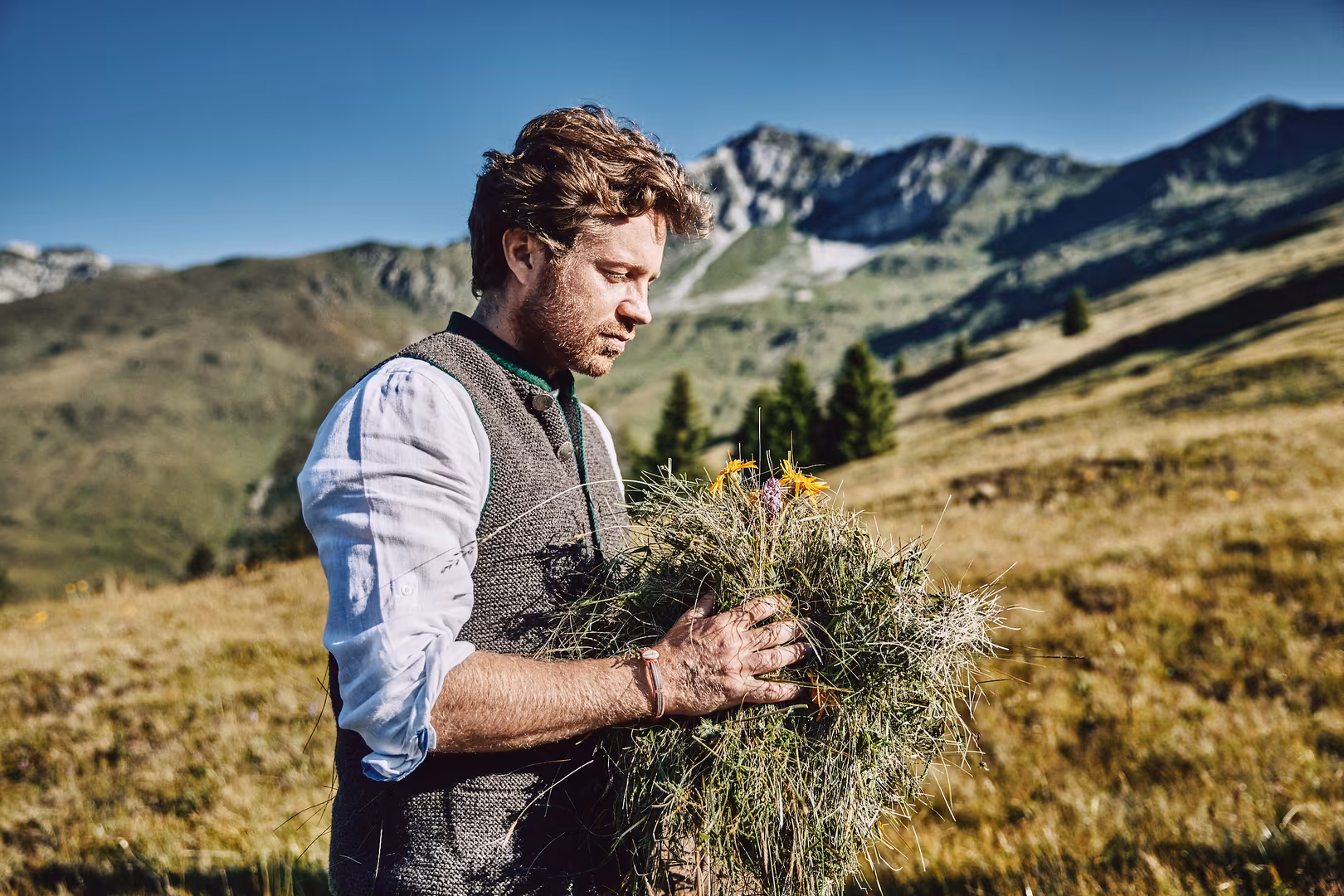 Matthias Stölzle, CEO von LeuchtNatur, sammelt natürliche Materialien in den Alpen für handgefertigte Premium-Leuchten