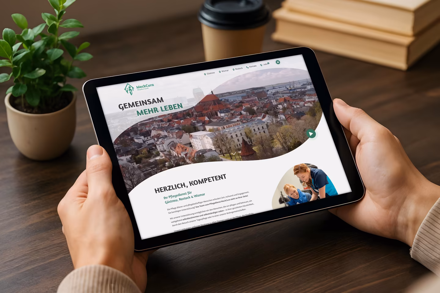 Websiteprojekt f&uuml;r MeckCura, ambulanter Pflegedienst in Mecklenburg-Vorpommern, angezeigt auf einem Tablet in einer Alltagsszene.