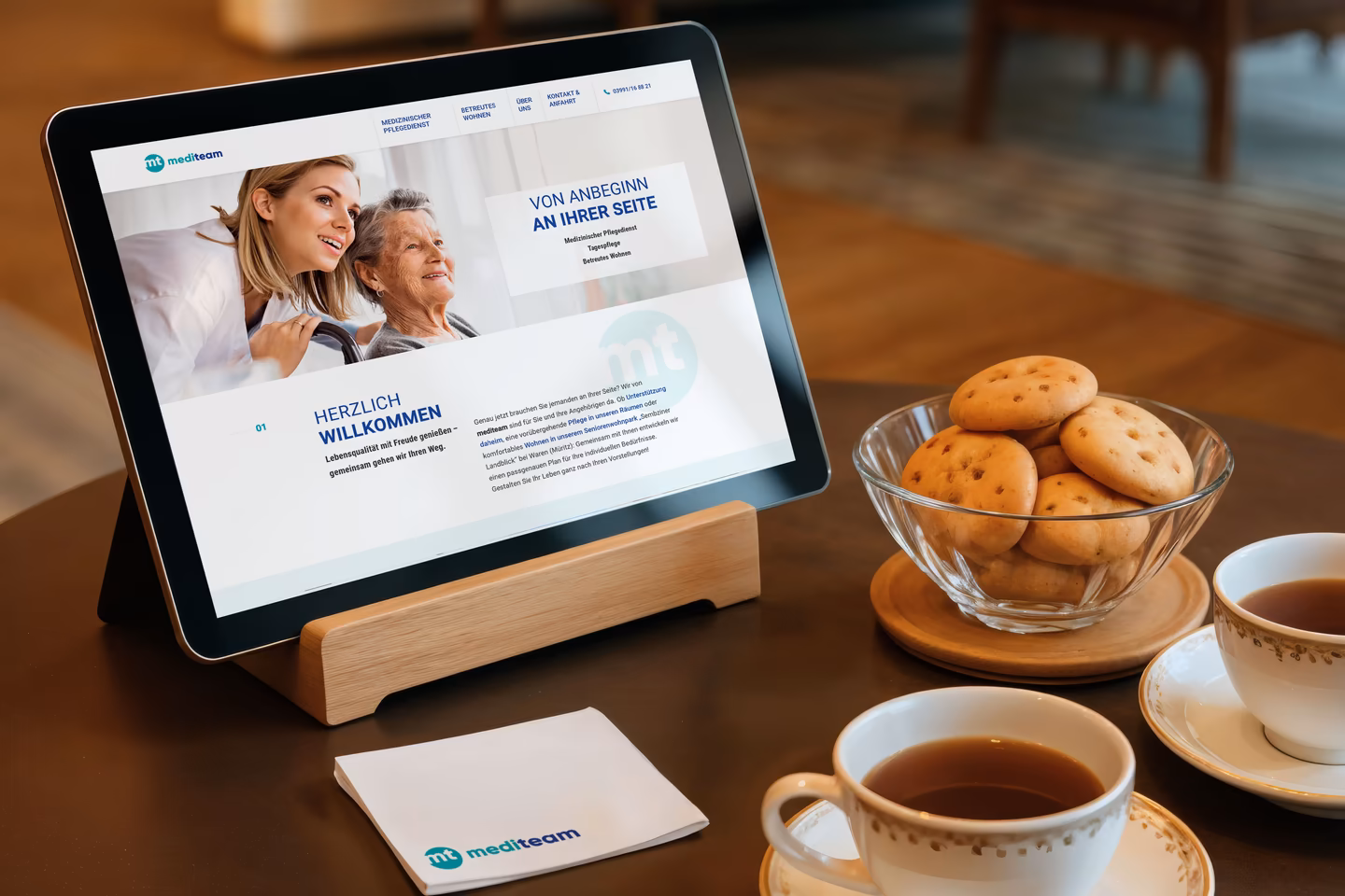 Websiteprojekt f&uuml;r MediTeam, Pflege und Betreuung in Waren (M&uuml;ritz), Websiteansicht auf einem Tablet am Tisch.