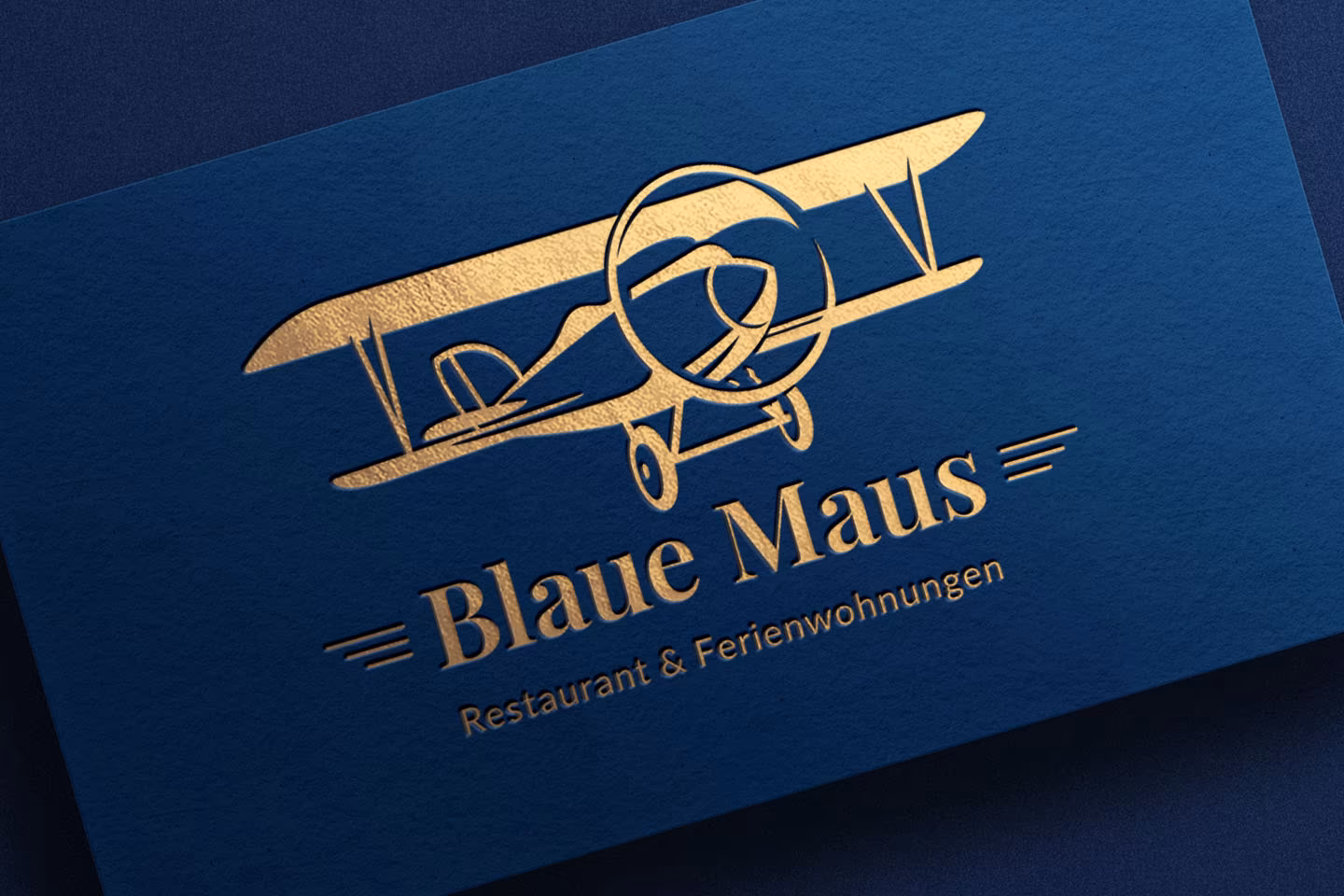 Logo Restaurant Blaue Maus Mirow mit Goldpr&auml;gung auf dunkelblauer Visitenkarte