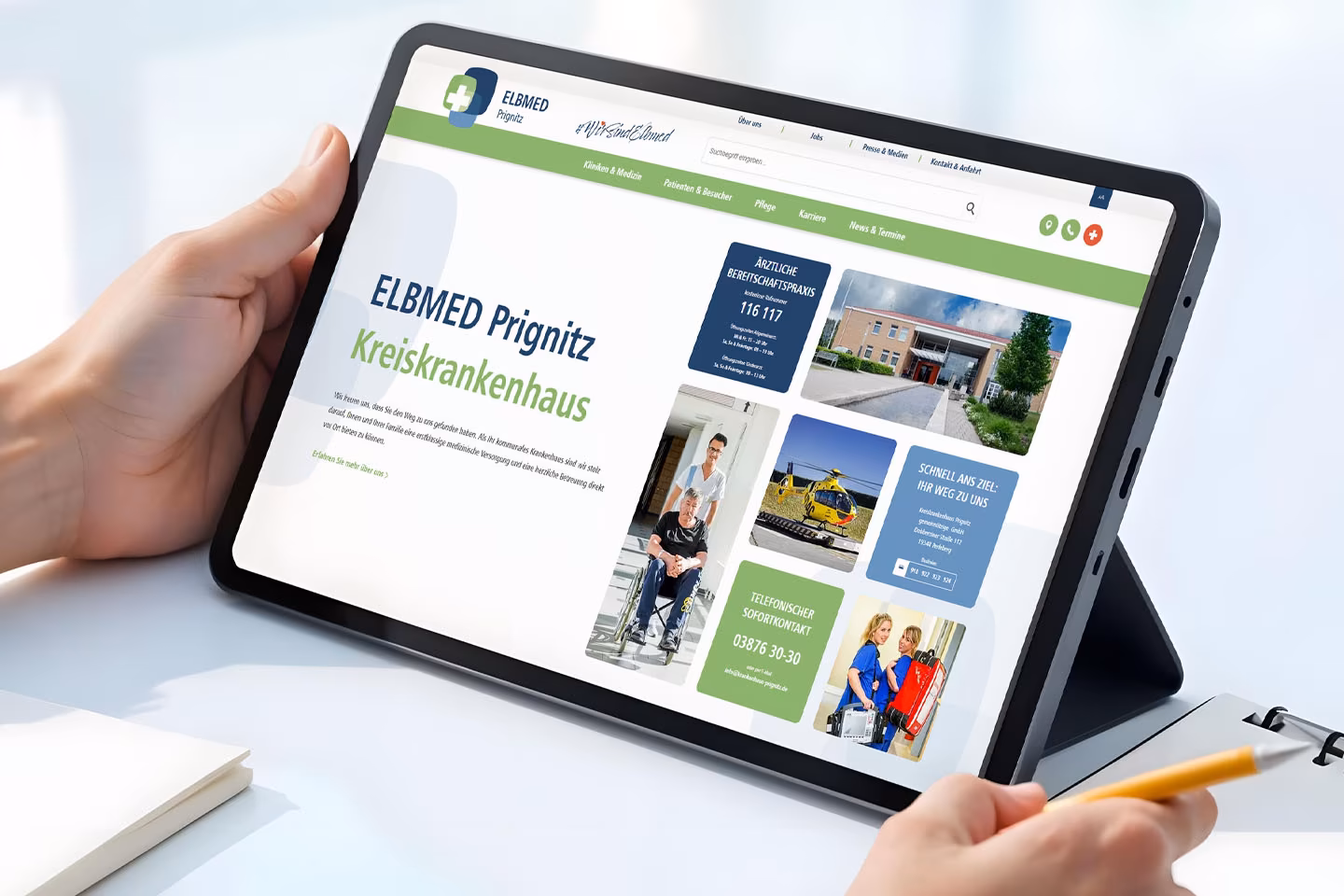 ELBMED Prignitz Kreiskrankenhaus &ndash; Startseite der neuen Website auf einem Tablet dargestellt