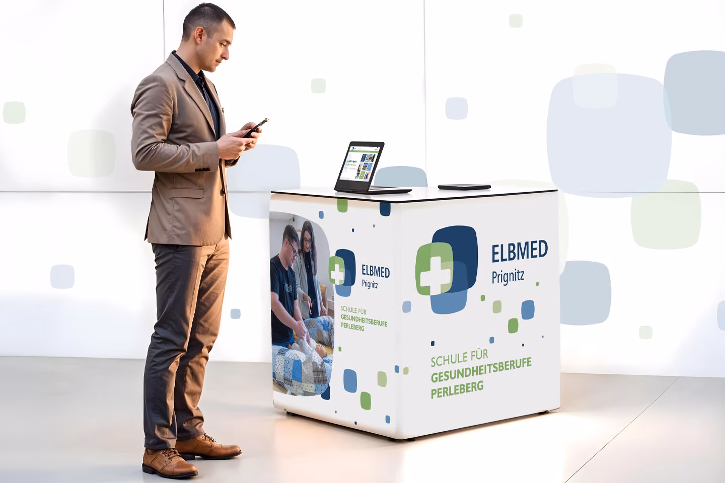 Messe-Cube der ELBMED Schule f&uuml;r Gesundheitsberufe Perleberg als Messestand-Equipment