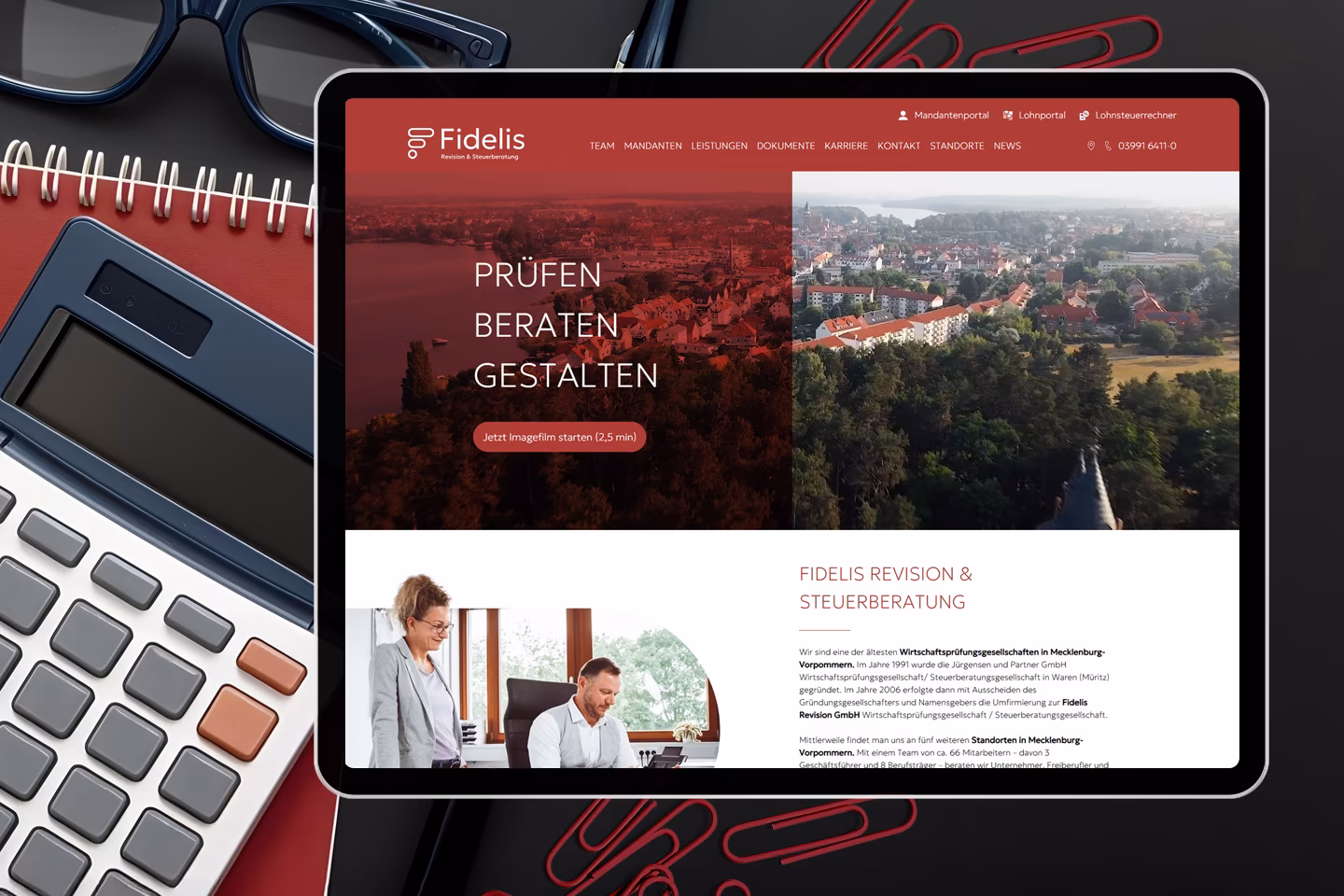Desktop-Ansicht der neuen Fidelis Revision Website auf einem Tablet &ndash; WordPress-Relaunch mit Hero-Bereich Pr&uuml;fen Beraten Gestalten