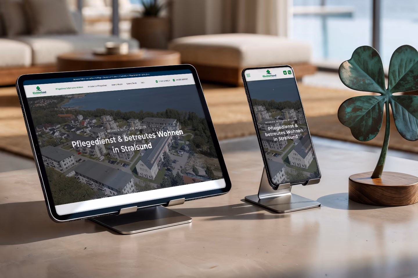 OnePager der KleeblattSund GmbH Stralsund auf Tablet und Smartphone mit Luftaufnahme der Wohnanlage