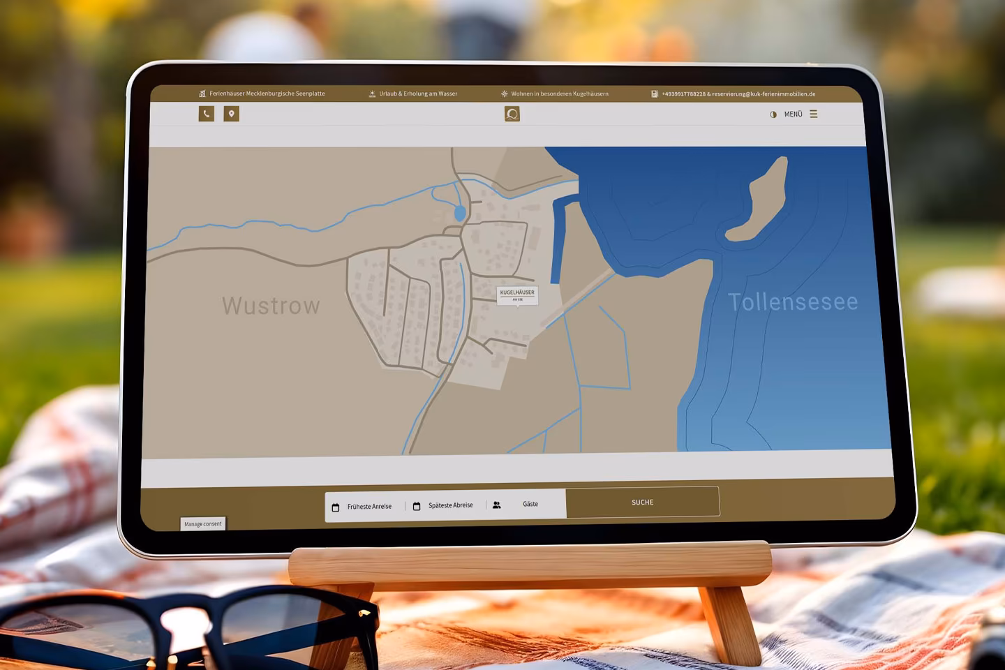 Illustrierte Karte von Wustrow und dem Tollensesee im Stil der Website &ndash; Standort der Kugelh&auml;user auf dem Tablet