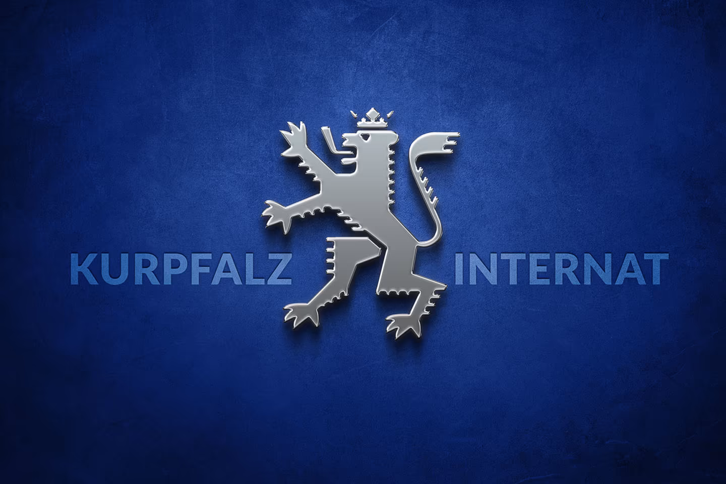 Logo des Kurpfalz-Internats mit silbernem Pf&auml;lzer L&ouml;wen auf dunkelblauem Hintergrund