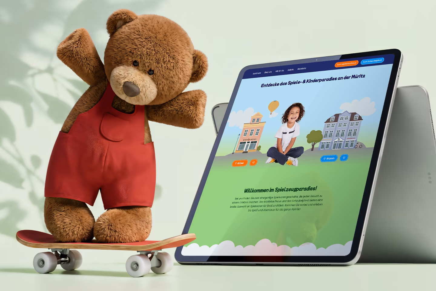 OnePager f&uuml;r das M&uuml;ritzkaufhaus und Schaukelpferd &ndash; illustrierter Webauftritt f&uuml;r zwei Spielwarengesch&auml;fte an der M&uuml;ritz auf einem Tablet