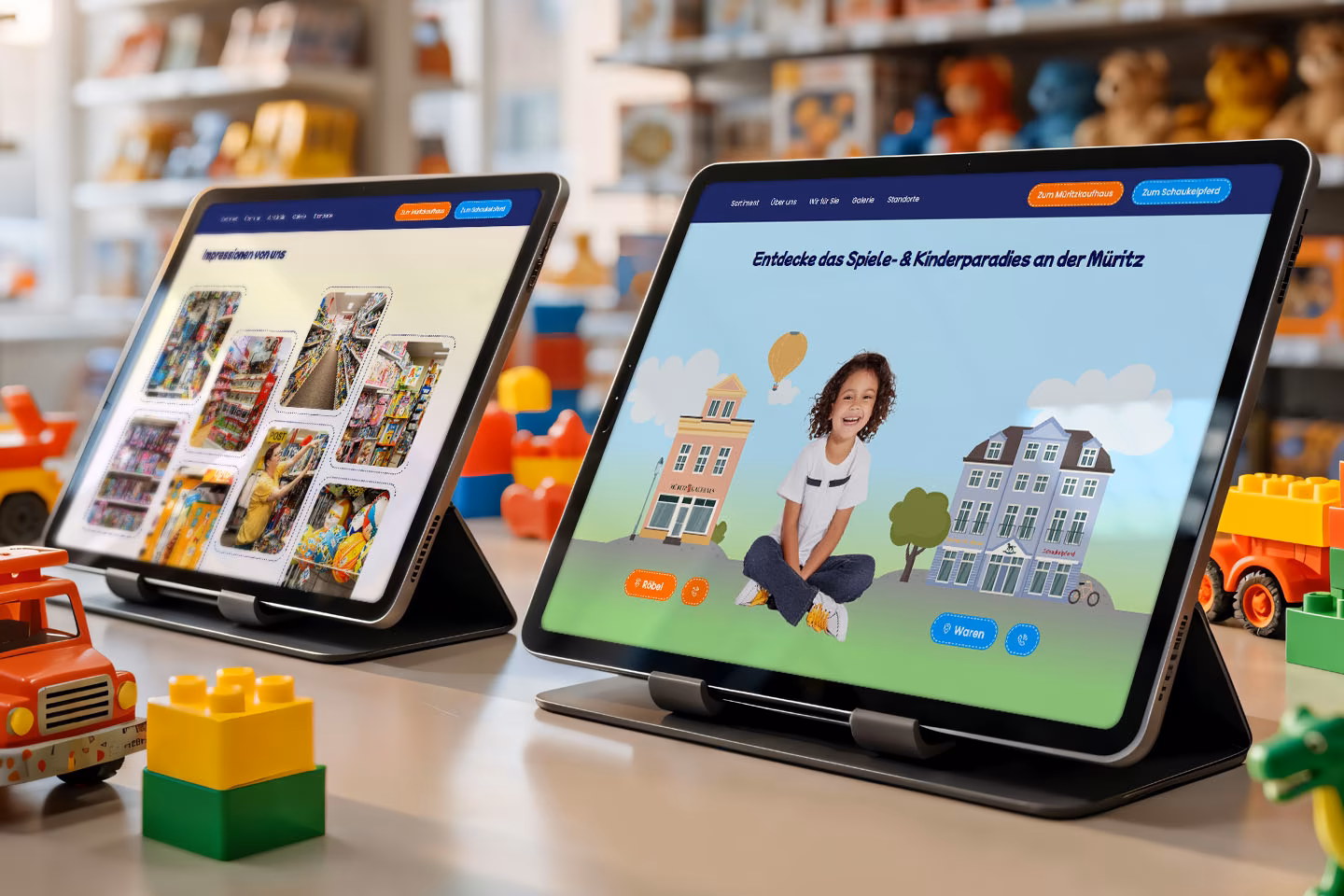 Galerie mit Impressionen und illustrierte Startseite des M&uuml;ritzkaufhaus-OnePagers auf zwei Tablets in einem Spielwarengesch&auml;ft