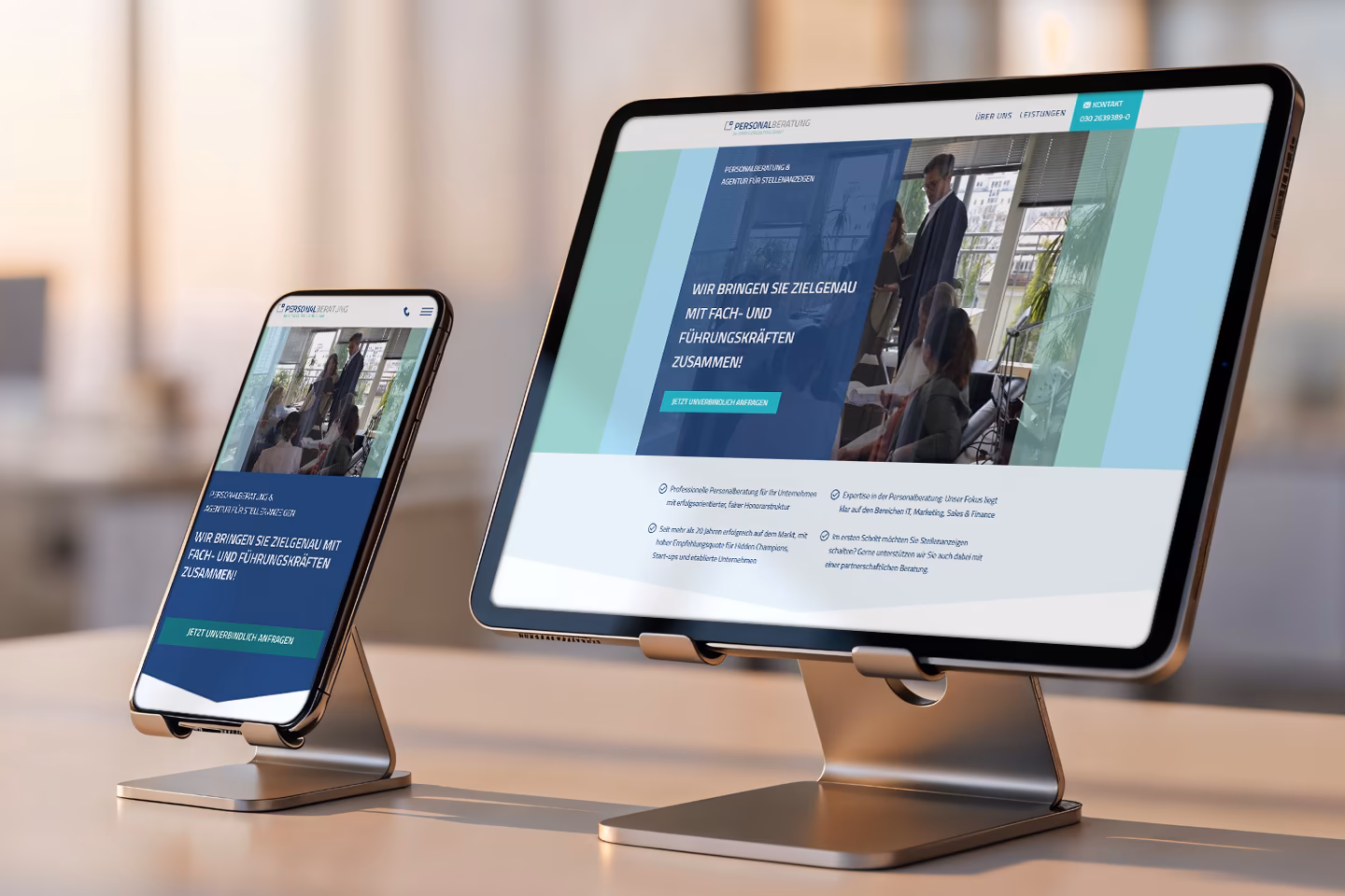 Startseite von personalberatung.de auf Tablet und Smartphone mit Headline zur Vermittlung von Fach- und F&uuml;hrungskr&auml;ften