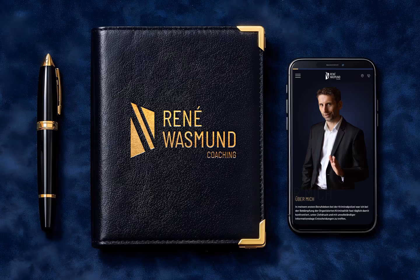 Leder-Notizbuch mit goldgepr&auml;gtem Logo und Smartphone mit mobiler Ansicht der Coaching-Website