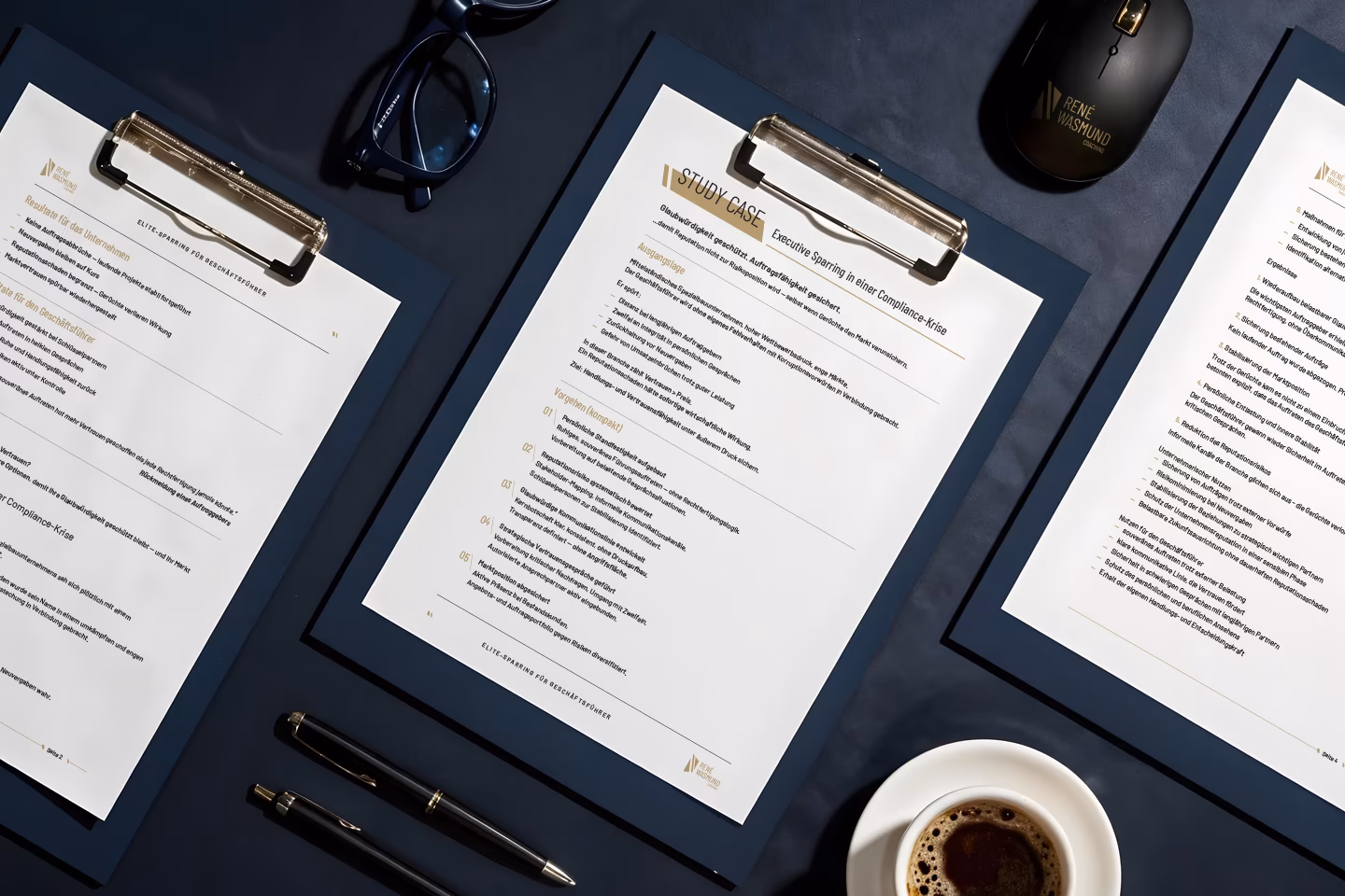 Case-Study-PDFs im Executive-Format auf Klemmbrettern mit goldenem Branding-Akzent