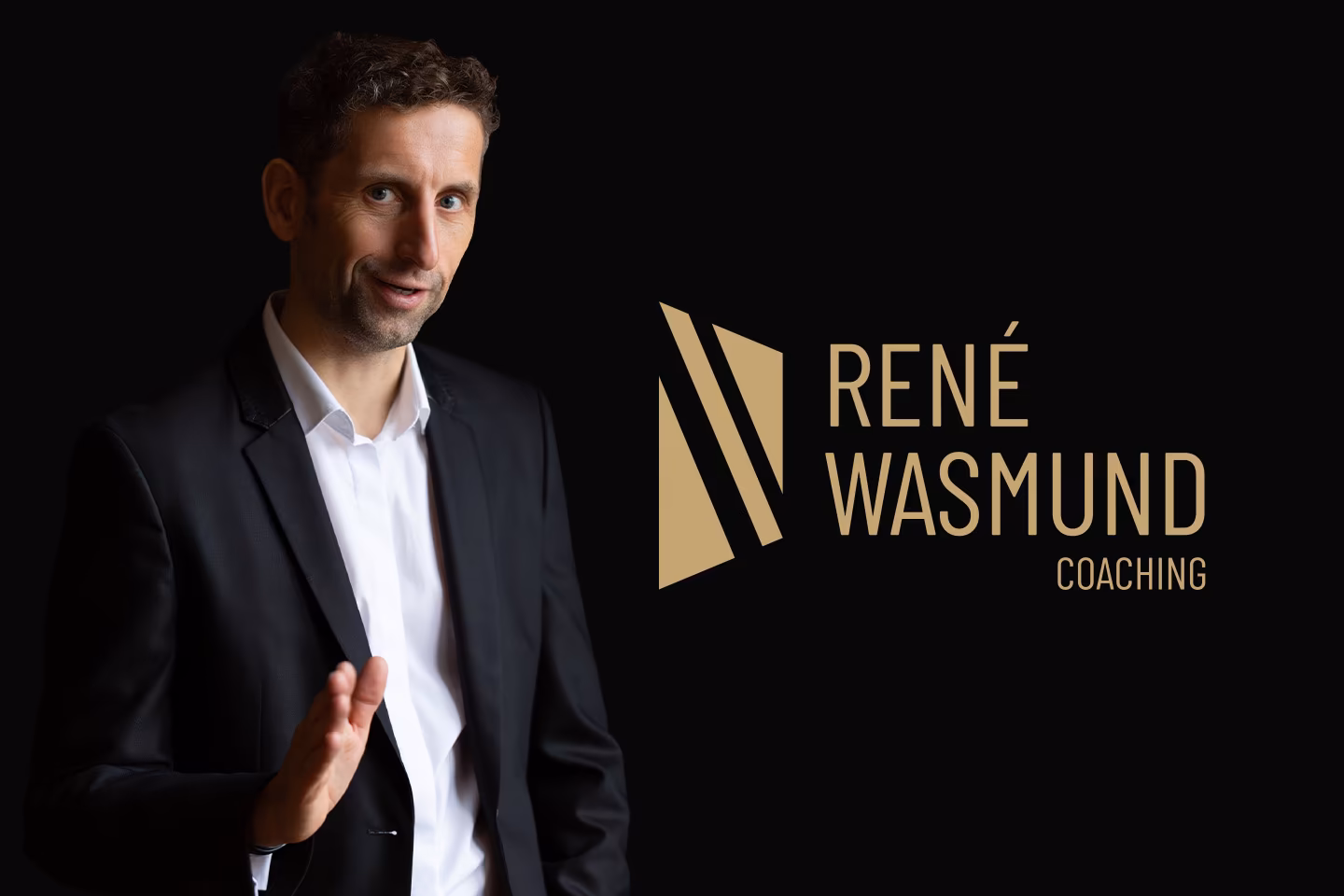 Ren&eacute; Wasmund im Anzug mit goldenem Logo &ndash; Premium-Branding f&uuml;r Gesch&auml;ftsf&uuml;hrer-Coaching