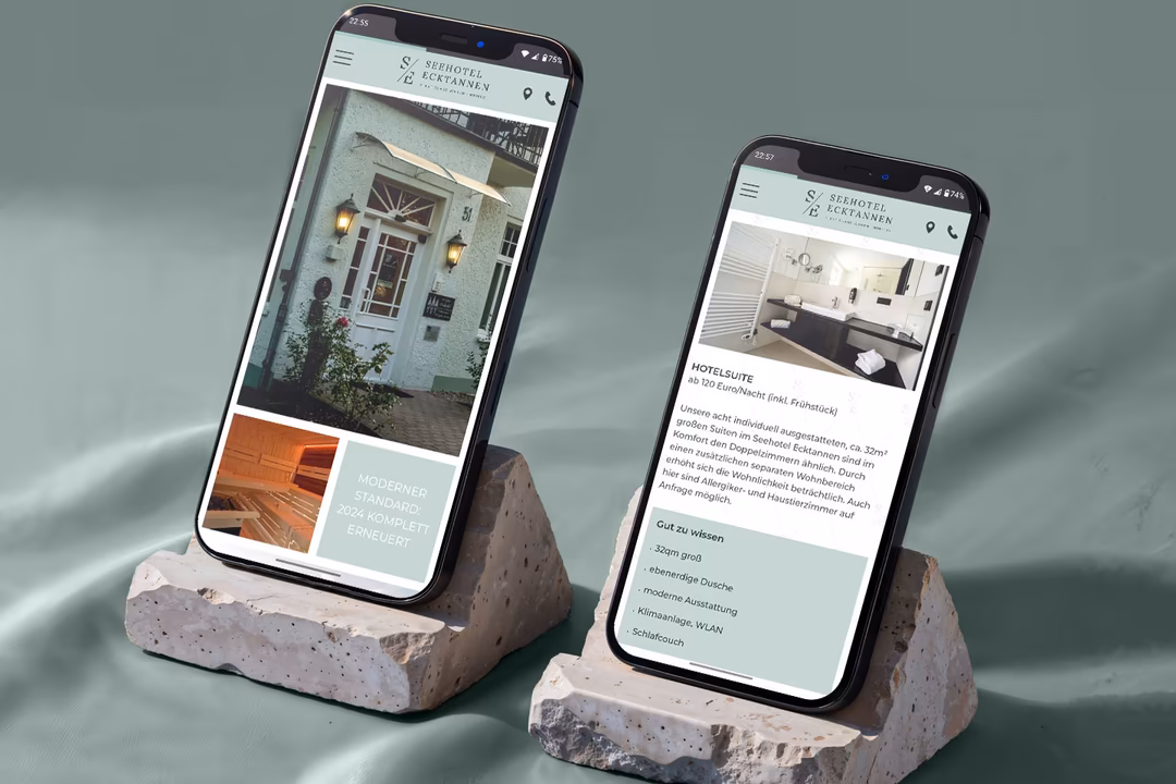 Zwei Smartphones zeigen die mobile Website des Seehotel Ecktannen mit Hoteleingang und Zimmerbeschreibung