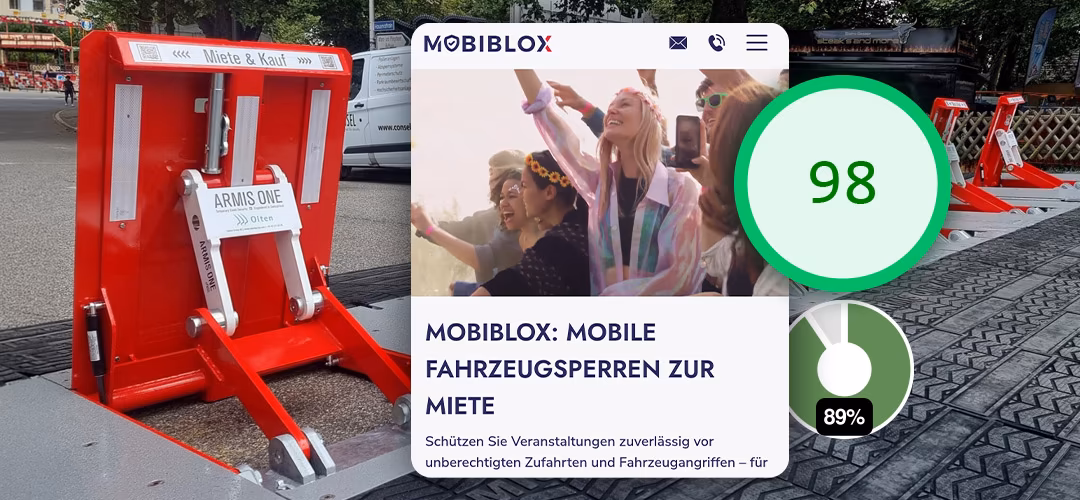 MOBIBLOX Fahrzeugsperre vor Ort mit Website auf einem Tablet als Titelbild der Case Study