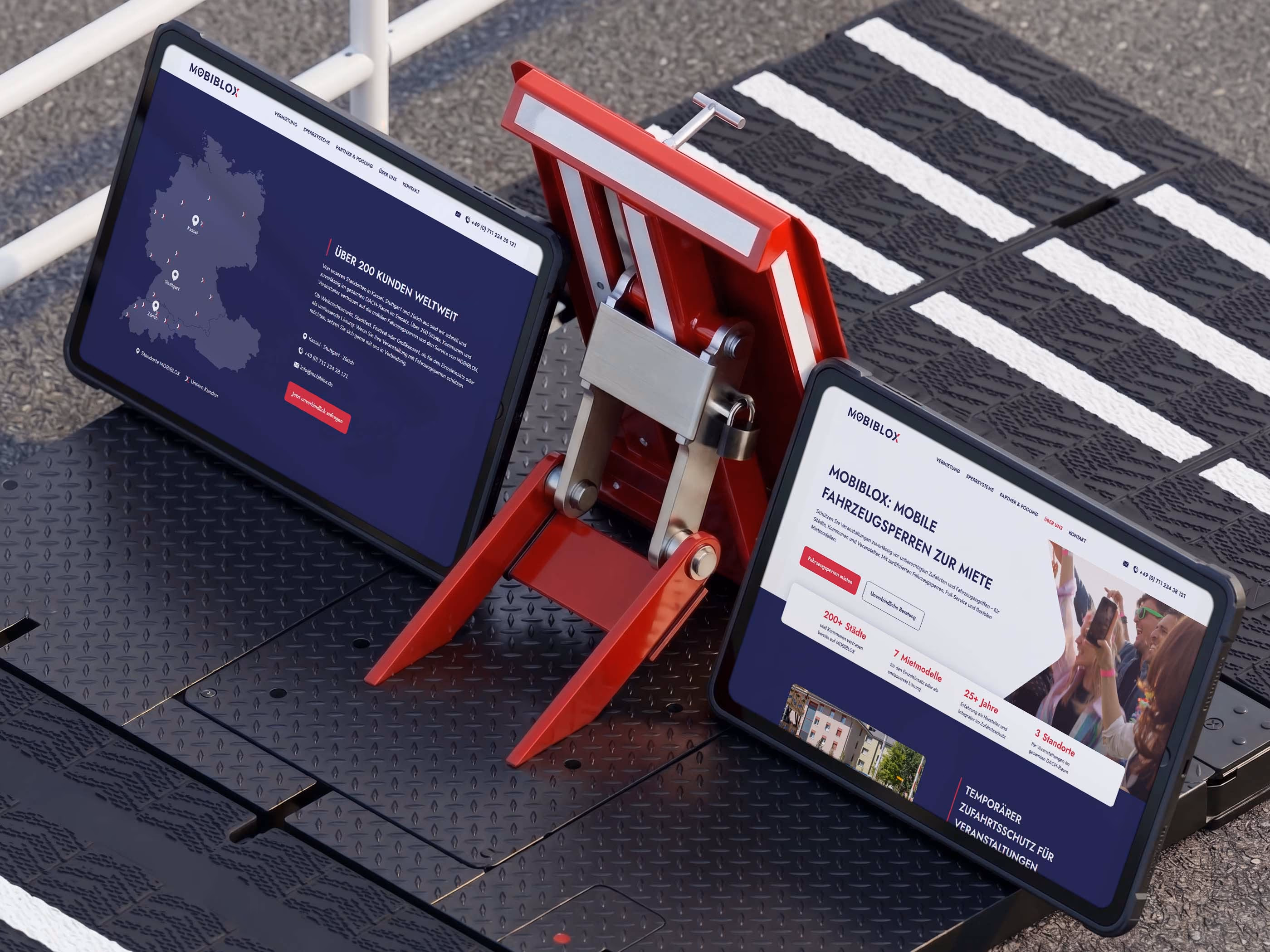 Zwei Tablets zeigen die neue MOBIBLOX-Website neben einer mobilen Fahrzeugsperre