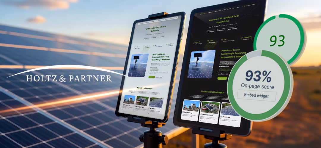 Webdesign-Referenz von 4eck Media: Holtz & Partner Solar-Website auf zwei Tablets vor einer Photovoltaik-Anlage mit 93 On-Page-Score