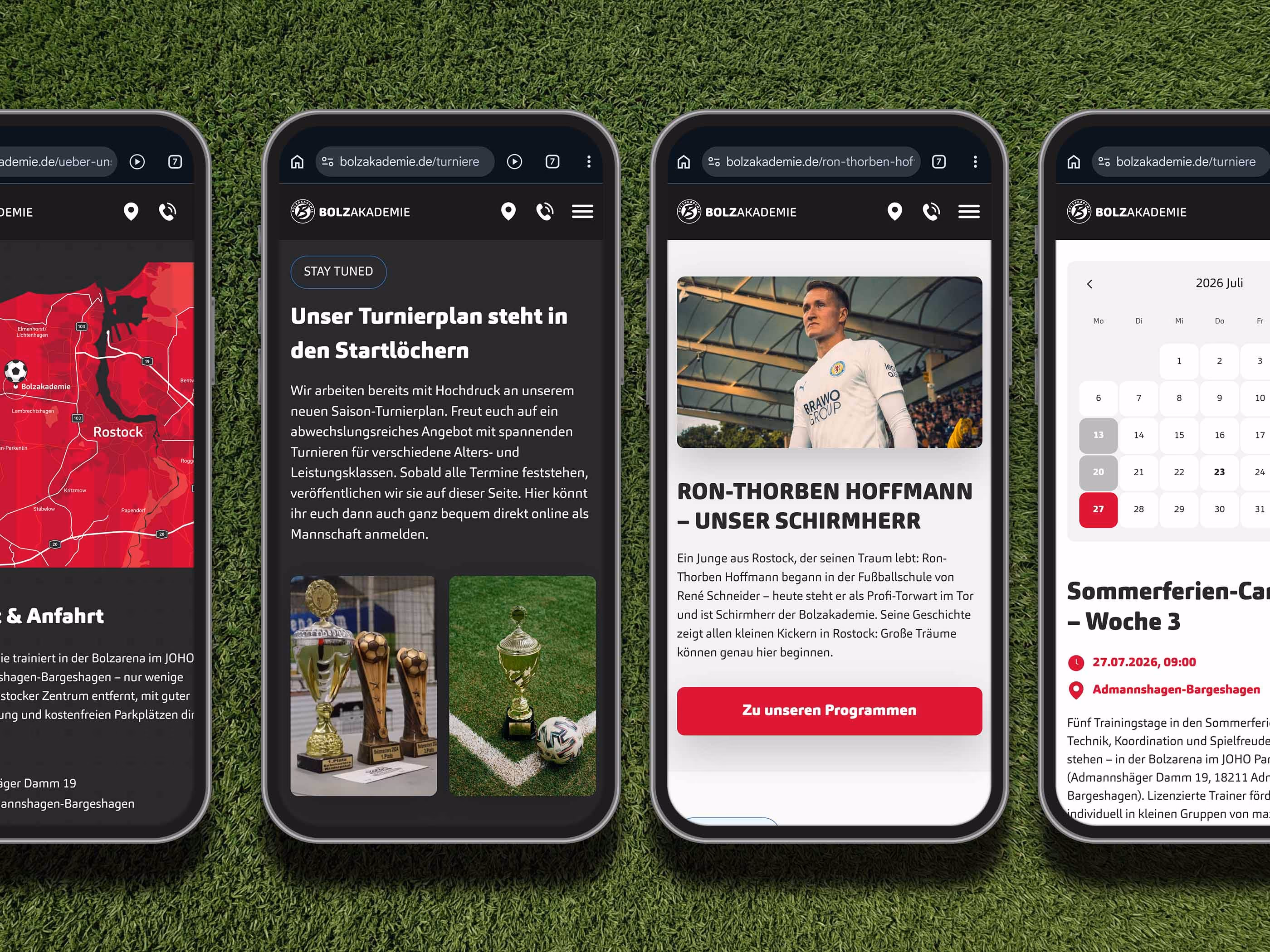 Vier Smartphones mit Karte, Turnierplan und Camp-Seiten der responsiven Bolzakademie-Website