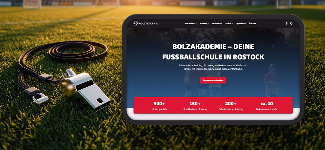 Webdesign-Projekt der Fußballschule Bolzakademie Rostock – Tablet mit neuer Startseite auf dem Rasen