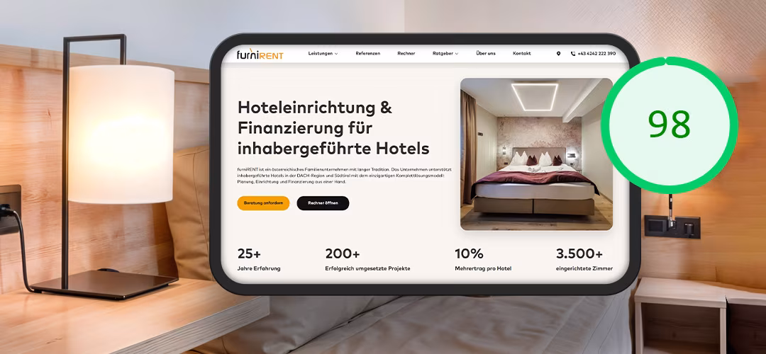 Neue furniRENT Website auf einem Tablet im Hotelzimmer mit Hinweis auf 98 Punkte mobile PageSpeed-Performance