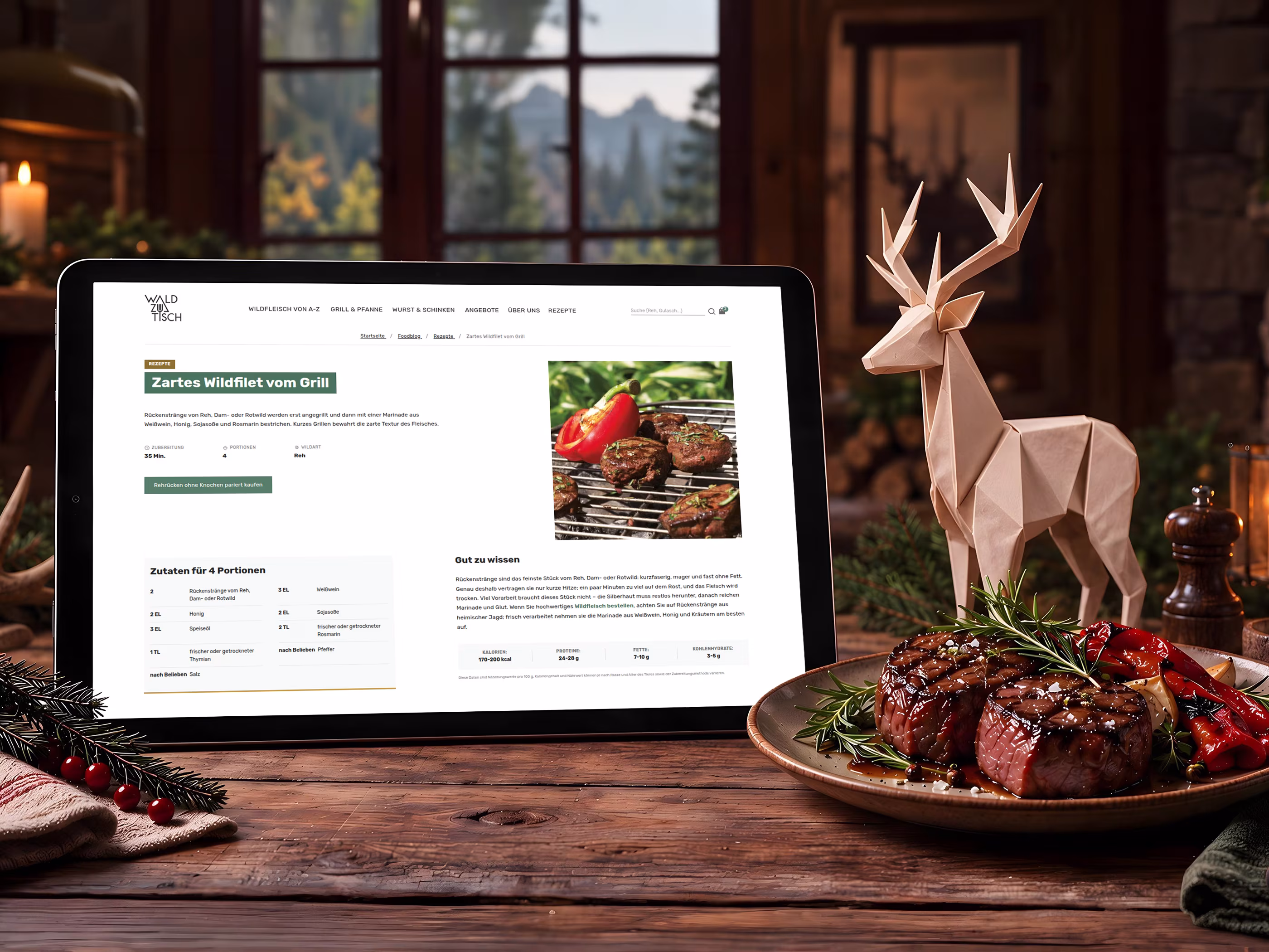 Rezeptseite von Wald zu Tisch f&uuml;r Wildfilet vom Grill auf einem Tablet neben einem Origami-Hirsch und gegrilltem Wildfleisch