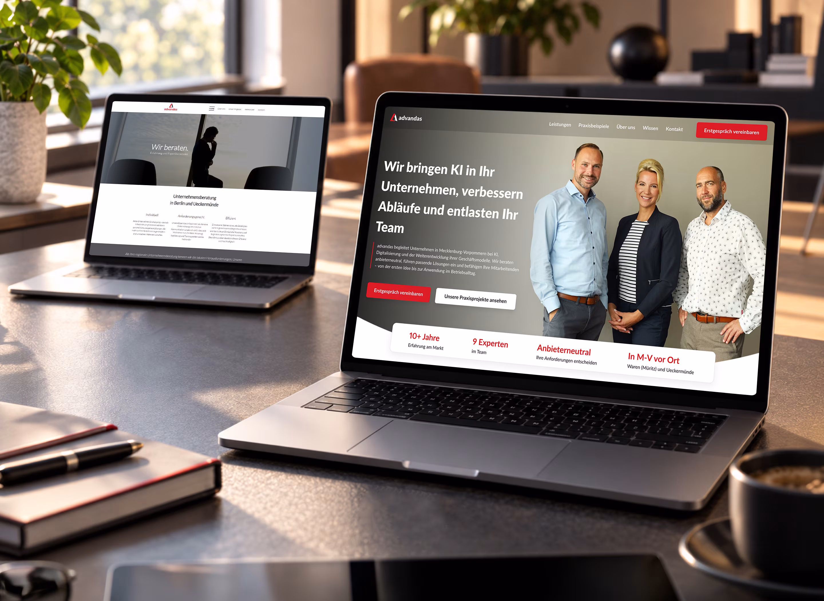 Zwei Laptops zeigen die bisherige advandas-Startseite mit dem Claim Wir beraten und die neue Startseite mit dem Team und der Botschaft Wir bringen KI in Ihr Unternehmen
