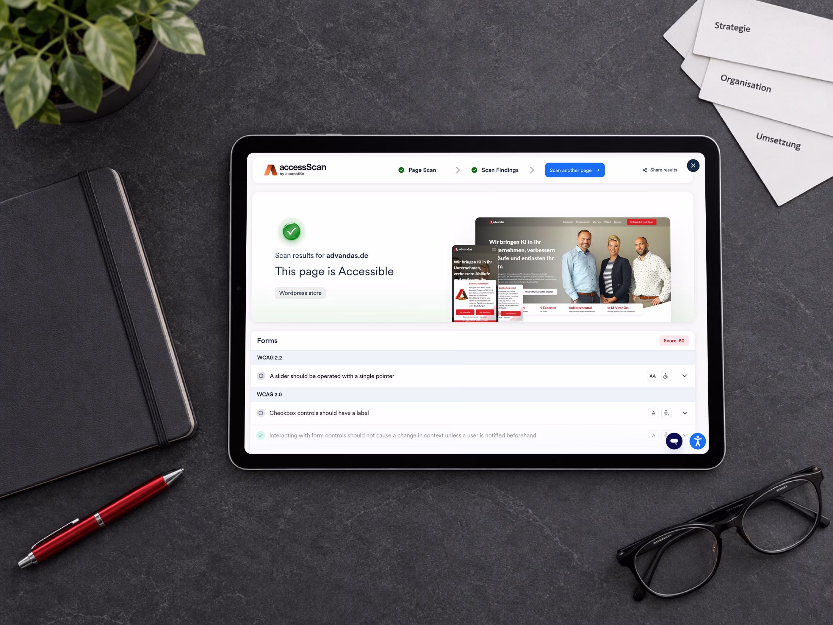 Tablet mit dem accessScan-Bericht f&uuml;r advandas.de, dem Ergebnis This page is Accessible und Detailpr&uuml;fungen zu Formularen
