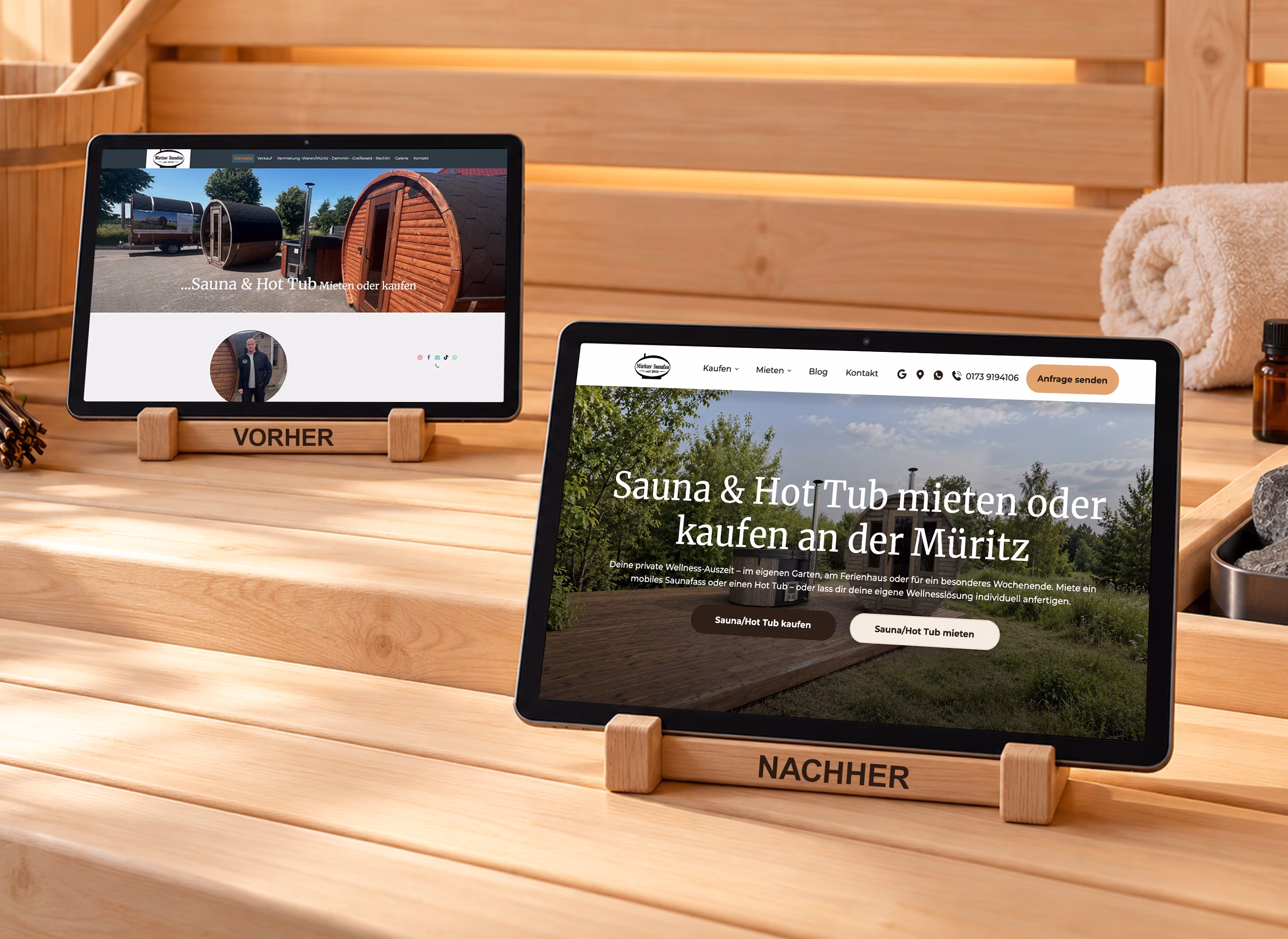 Zwei Tablets in einer Sauna zeigen die bisherige Startseite von M&uuml;ritzer Saunafass und das neue Design mit der &Uuml;berschrift Sauna und Hot Tub mieten oder kaufen an der M&uuml;ritz